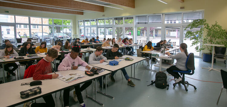 Die Mensa der Zollberg-Realschule dient schon seit Wochen als Teilzeit-Klassenzimmer.Foto: Roberto Bulgrin