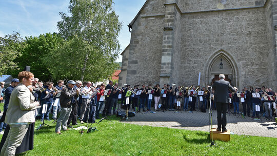 Nach dem Gottesdienst baten die Musiker zum Platzblasen vor der Marienkirche. Zuvor hatte Dekanin Renate Kath den neuen Jugendre Nach dem Gottesdienst baten die Musiker zum Platzblasen vor der Marienkirche. Zuvor hatte Dekanin Renate Kath den neuen Jugendre