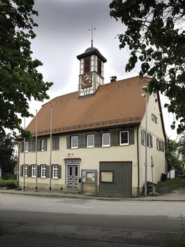 Sitze der Ortschaftsräte im Uhrzeigersinn: Nichts Neues gibt es bislang aus dem Lindorfer Rathaus (links oben) zu berichten, wo