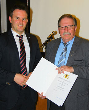 Bürgermeister Sven Haumacher (links) überreichte Herbert Hiller die Ehrennadel des Landes samt UrkundeHauptversammlung des Turn-