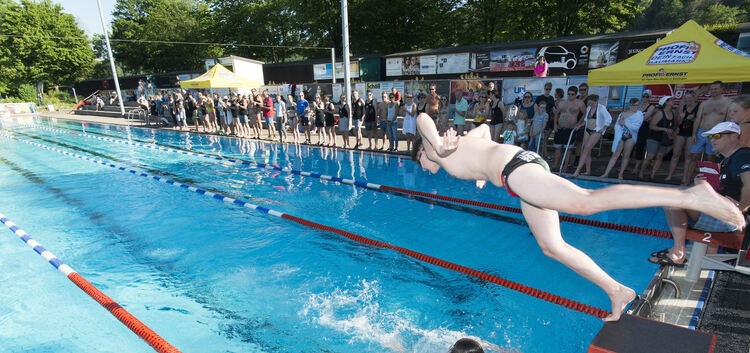 36 Schwimmer nahmen am Rekordversuch teil. Foto: Peter Dietrich