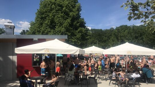 Schon am moderat besuchten Samstag bildeten sich nachmittags lange Schlangen am Freibad-Kiosk in Kirchheim.Foto: Bianca Lütz-Hol