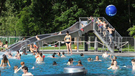 Bei warmen Temperaturen erfreut sich das Kirchheimer Freibad großer Beliebtheit: Gestern Abend tummelten sich noch zahlreiche Be