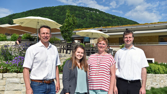 Eileen Gerstner (zweite von links) soll die Wirtschaft und den Tourismus in Lenningen, Owen und Erkenbrechtsweiler voranbringen. Eileen Gerstner (zweite von links) soll die Wirtschaft und den Tourismus in Lenningen, Owen und Erkenbrechtsweiler voranbringen.