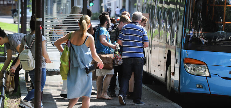 Menschen, die in einen Bus in Kirchheim einaussteigen - Einführung des günstigen Stadtticket