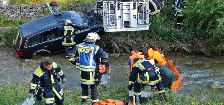 Die Herausforderungen des inszenierten Unfalls an der Lindach in Jesingen waren groß, wurden aber von der örtlichen Feuerwehr br