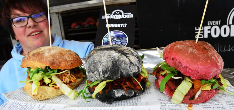 Internationale Spezialitäten, das heißt Burger in Schwarz-Rot-Gold (Bild oben) oder leckere mexikanische Tacos (Bild unten). Abe