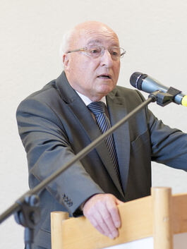 Empfang der Gemeinde Lenningen im Feuerwehrhaus Unterlenningen zum 80. Geburtstag von Bürgermeister a.D. Gerhard Schneider - hie