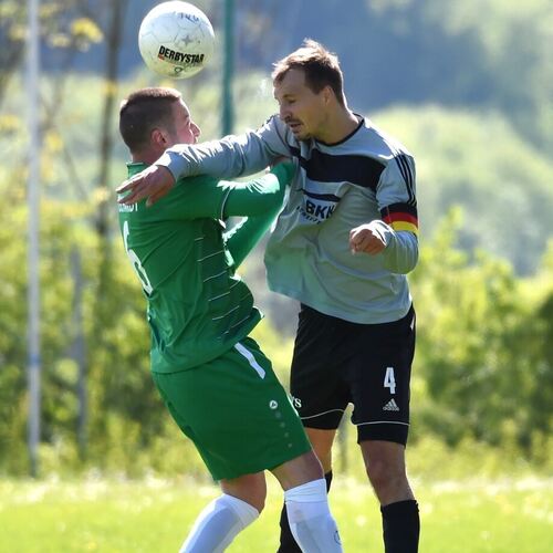 Mit Köpfchen: Nikolas Allgaier (re.) und der TVU wollen in der Relegation bestehen.Foto: Markus Brändli