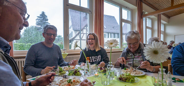 Die Owener genießen das leckere Essen im Gemeindehaus. Fotos: Markus Brändli