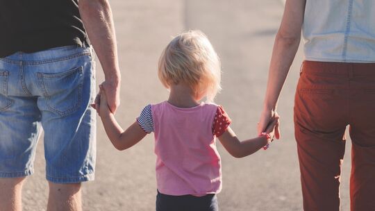 Symbolbild Kinder, Eltern, Adoption, Geborgenheit
