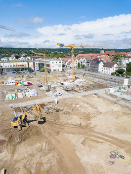 Den Bau der Tiefgaragen kann man im Vorzeigeareal „Steingauquartier“ beobachten. Foto: Carsten Riedl