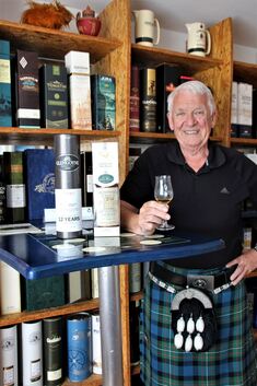 Eine Wohlfühl-Oase für Whisky-Liebhaber: Alec Farrell inmitten seiner Schätze.Fotos: Katja Eisenhardt
