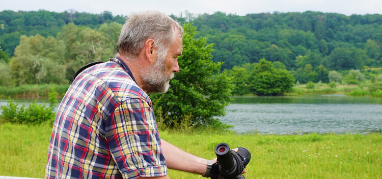 Naturschützer Roland Appl beim Beobachten der Brutpärchen. Fotos: Thomas Krytzner