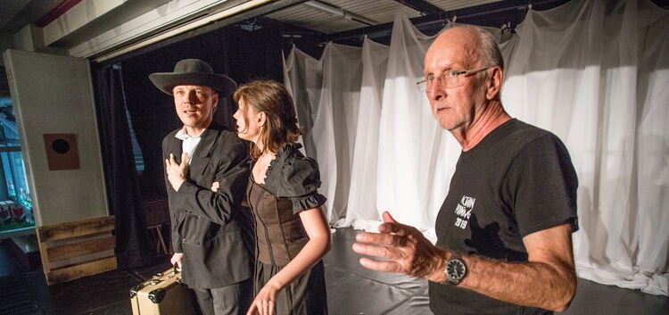 Regisseur Dieter Kunzmann mit zwei seiner Spieler (links Simon Schardt als Johann Georg Frasch) bei der Probe für das Stück „Der