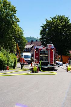 Die Feuerwehr Lenningen war mit sechs Einsatzfahrzeugen vor ort.Foto: SDMG/Krytzner