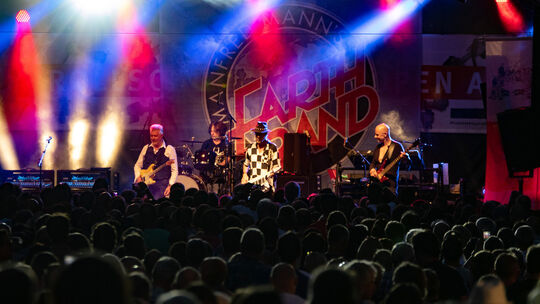 Der Top-Act am Samstag war ein Volltreffer. Mafred Mann‘s Earth Band zog nicht nur die Altvorderen, sondern auch die vielen jung Der Top-Act am Samstag war ein Volltreffer. Mafred Mann‘s Earth Band zog nicht nur die Altvorderen, sondern auch die vielen jung
