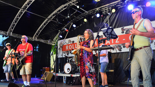 Die Bastionsband trotze der sonntäglichen Mittagshitze (bild oben). Die Clowns Ferdinand und Beppo brachten die Kinder zum Lache Die Bastionsband trotze der sonntäglichen Mittagshitze (bild oben). Die Clowns Ferdinand und Beppo brachten die Kinder zum Lache