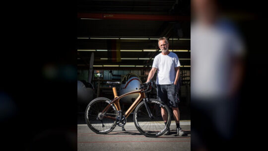 Wolfgang Hanusch mit seinem Erstlingswerk, dem „Aero Spruce“ aus amerikanischem Fichtenholz.Foto: Benjamin Neglais