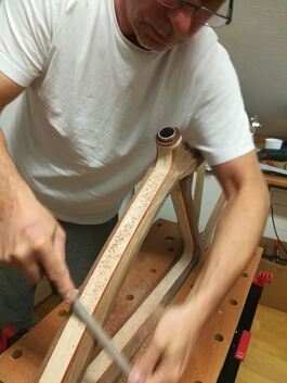 Filigrane Technik von der Stange, gepaart mit großer Handwerkskunst. In seine Holzbikes hat Wolfgang Hanusch viel Liebe zum Deta