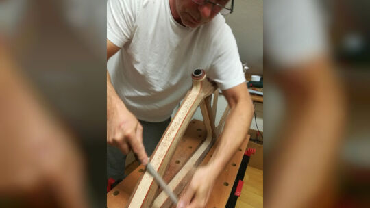 Filigrane Technik von der Stange, gepaart mit großer Handwerkskunst. In seine Holzbikes hat Wolfgang Hanusch viel Liebe zum Deta