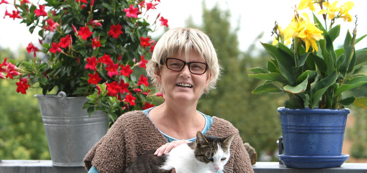 Petra Stölzle hält ihre Katze im Arm: Heute ist das wieder eine ganz selbstverständliche Szene. Nach der Stammzellentransplantat
