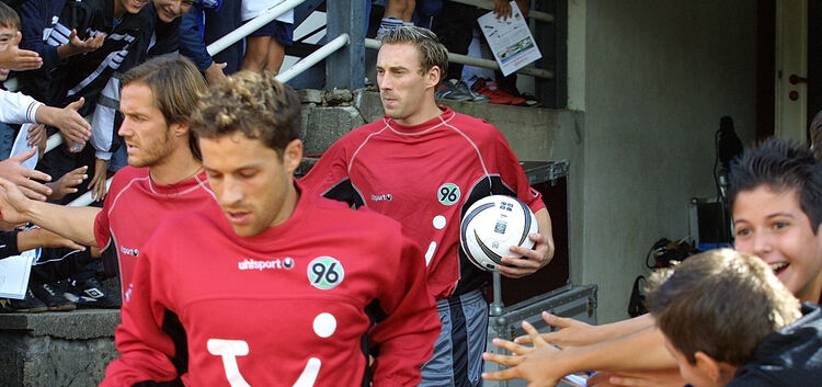 VFL Kirchheim - Hannover96. Hannover Star Jan Simak (hinten), Thomas Schneider (links)