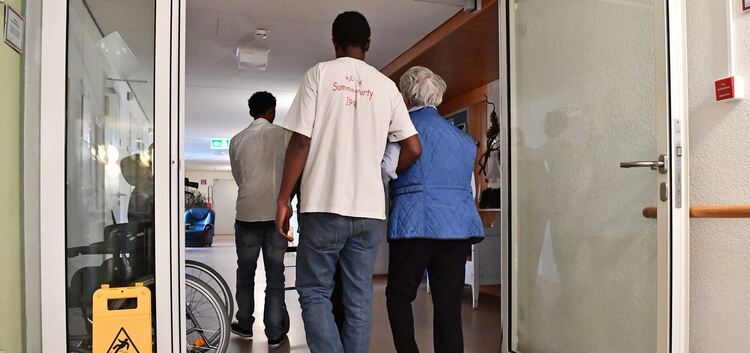 Der Schritt aus den eigenen vier Wänden ins Pflegeheim fällt vielen nicht leicht (Bild oben). Zudem fehlen qualifizierte Pflegek