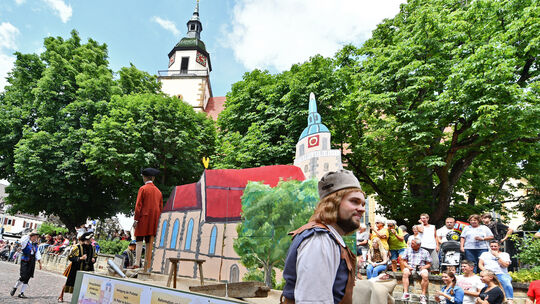 Viele Vereine und Gruppen haben in Eigenregie Festwagen gebaut. Hier zu sehen ist die Peterskirche.