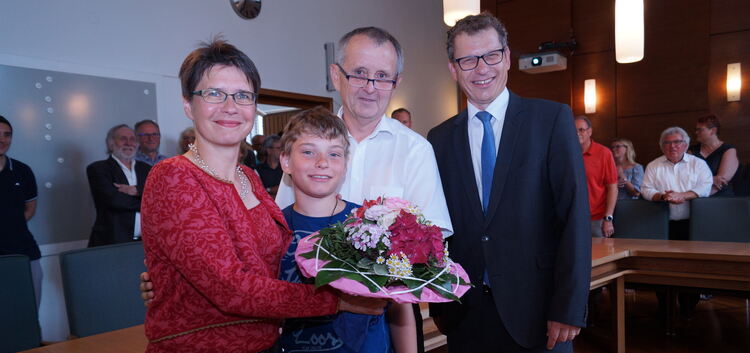 Bürgermeister Steffen Weigel (rechts) freut sich gemeinsam mit Ehefrau Esther Müllerschön und Sohn Jonathan über das gute Ergebn