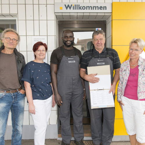 „Willkommen“ steht beim Autohaus Ulmer in Weilheim über dem Eingang, und viele wünschen sich, dass das auch für Ebrima Saidykhan