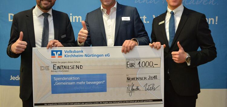 Jens Graner (Mitte) freut sich mit Jochen Knapp und Moritz Losert von der Volksbank Kirchheim-Nürtingen.Foto: pr