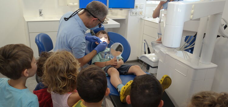 Beim Ausflug in die Zahnarztpraxis wagten sich die Mutigen sogar auf den Behandlungsstuhl.Foto: pr