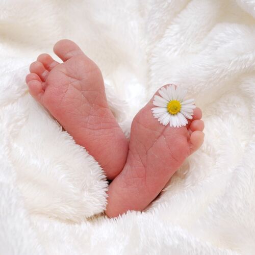Symbolbild Baby Geburt Geburtshilfe
