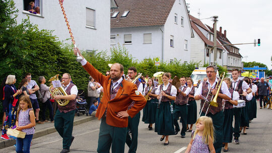 Der Musikverein aus Holzmaden lief am Umzug mit. Die Bläser nahmen nach dem Umzug am Kreismusikfest des Blasmusikverbandes Essli Der Musikverein aus Holzmaden lief am Umzug mit. Die Bläser nahmen nach dem Umzug am Kreismusikfest des Blasmusikverbandes Essli
