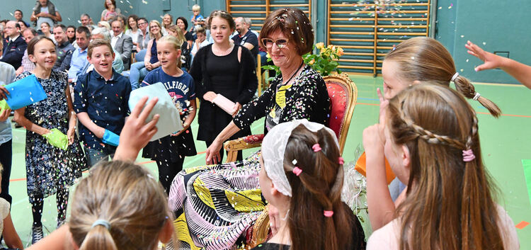 Konfettiregen für die Lehrerin: Die Schüler feiern Marita Mayer.Foto: Markus Brändli