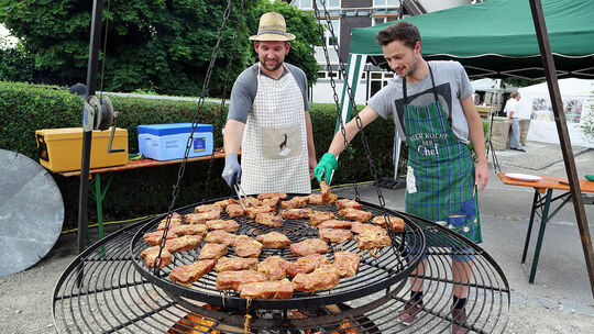 Stadtfest OwenSchwenkgrill Grillgut Rote Würstegrillen