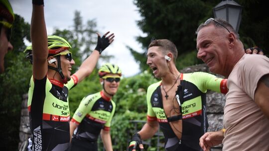Der große Coup in Kitzbühel: Jannik Steimle (Zweiter von rechts) lässt sich nach seinem Etappenerfolg von seinen Teamkollegen fe Der große Coup in Kitzbühel: Jannik Steimle (Zweiter von rechts) lässt sich nach seinem Etappenerfolg von seinen Teamkollegen fe