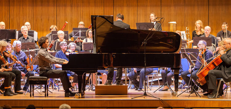 Das Orchester der Volkshochschule Kirchheim und der Pianist Johannes Gaechter konzertierten in der Kirchheimer Stadthalle.Foto: