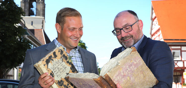 Marcel Musolf (links) und Kreisarchivar Manfred Waßner werfen einen Blick in alte Bissinger Dokumente.