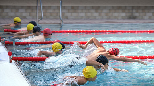 Egal ob beim Schwimmen oder beim Laufen - die 172 Teilnehmer des „Swim and Run“ freuten sich über die lautstarke Unterstützung v Egal ob beim Schwimmen oder beim Laufen - die 172 Teilnehmer des „Swim and Run“ freuten sich über die lautstarke Unterstützung v