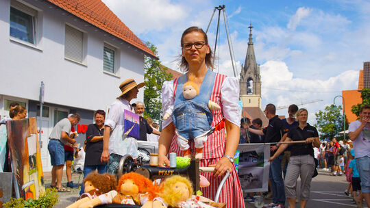 Das Kunsthandwerk hat in Bissingen Tradition. Die Künstler zeigten am Festumzug ihre Schätzchen. Foto: Thomas Krytzner