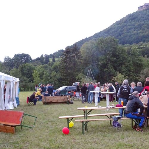 Die Mehrheit des Drachenfliegerclubs Hohenneuffen blieb am Samstag am Boden. Beim Sommerfest wurde gefachsimepltFoto: pr