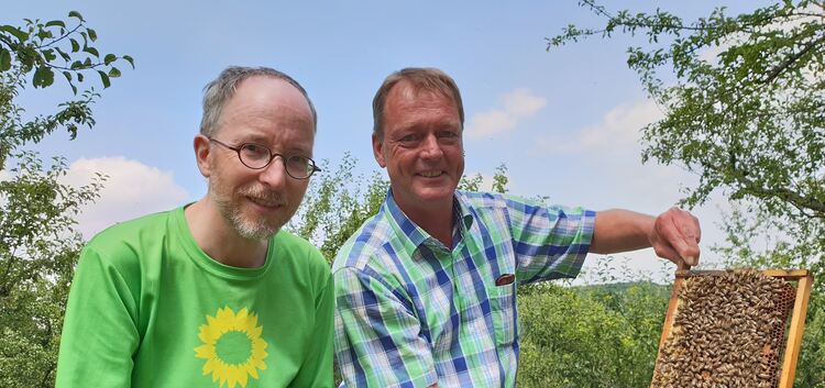 Matthias Gastel (links) mit Imker Bernd Epple in Oberlenningen. Foto: pr