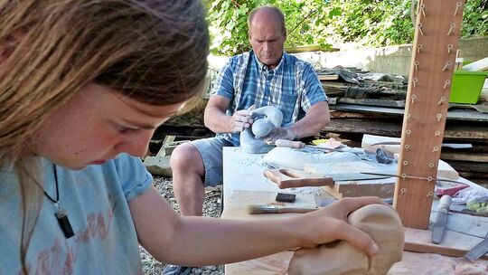 Konzentriert bei der Arbeit waren die Teilnehmer des Speckstein-Workshops an der Ziegelhütte. So manches Werk ließ Raum für Inte Konzentriert bei der Arbeit waren die Teilnehmer des Speckstein-Workshops an der Ziegelhütte. So manches Werk ließ Raum für Inte