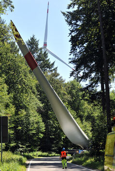 23. Juli 2019, Baltmannsweiler, Foto: KaierAustausch eines Rotorblatts der Windkraftanlage Goldboden. Der Transport kommt aus Sc