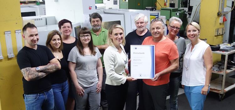 Sonja Covic von der IHK Stuttgart überreicht die Jubiläums-Urkunde an Geschäftsführer Günter Moll (3. von rechts) und Team.Foto: