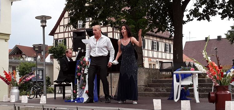 Leona und Stefan Kellerbauer singen auf der Freiluftbühne in Dettingen, begleitet vom Pianisten Florian Markel.Foto: Hans-Günthe