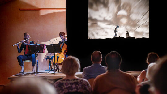 Flöte und Cello begleiten das Schattenspiel, mit dem Adelheid Kreisz Franz Schuberts „Winterreise“ inszeniert. Flöte und Cello begleiten das Schattenspiel, mit dem Adelheid Kreisz Franz Schuberts „Winterreise“ inszeniert.