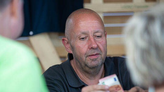 Der Herr der Eintrittskarten: Jürgen Schopp. Foto: Carsten Riedl Der Herr der Eintrittskarten: Jürgen Schopp. Foto: Carsten Riedl